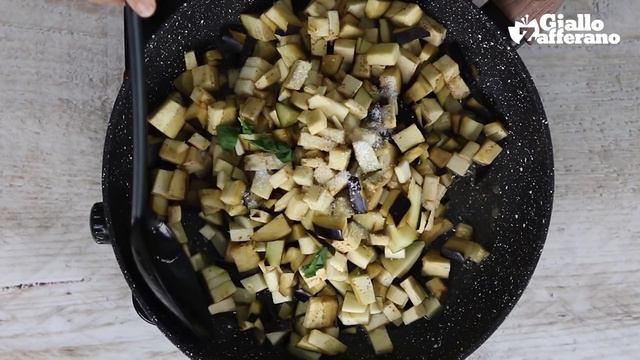 PASTA CON CREMA DI MELANZANE E GUANCIALE - Facile e appetitosa da preparare in un battibaleno! смотреть онлайн