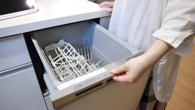 【キッチン掃除】少し早めの大掃除！換気扇のカチカチ油を重曹掃除/ゴミ箱の汚れと臭いをスッキリ/電子レンジ重曹掃除/掃除がしたくなる/掃除ルーティン смотреть онлайн