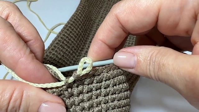 ?Три способа, как соединять ряды найдете в этом уроке. Сумка крючком.