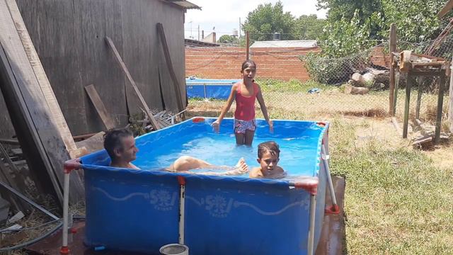 Niños Bañándose  Con Los Papás