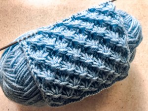 ПЫШНЫЕ ЗВЕЗДОЧКИ В ШАХМАТНОМ ПОРЯДКЕ УРОК ВЯЗАНИЯ НА СПИЦАХ ИЗ 4 РЯДОВ