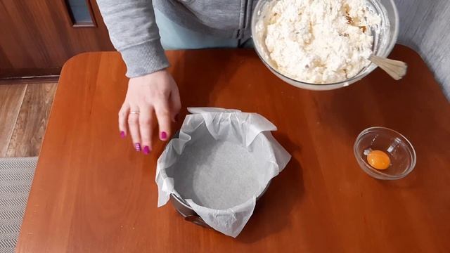 Вкусная ванильная запеканка из творога. Все смешиваем и запекаем. Изюм, яйца, творог и сахар. смотреть онлайн