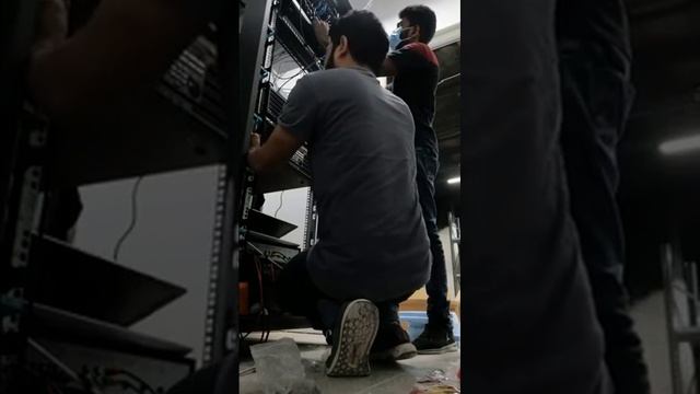 Hikvision NVR installing to server rack. смотреть онлайн