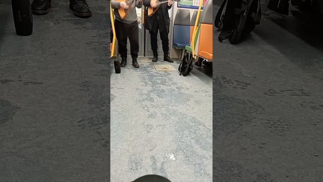 Ехал в электричке и увидел настоящий талант??!! смотреть онлайн