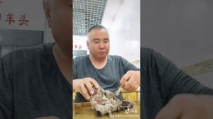 Ест баранью голову