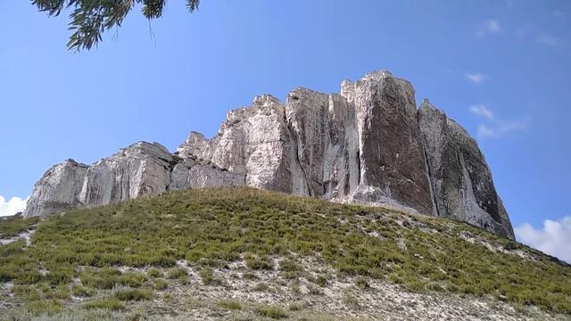 БЕЛОКУЗМИНОВСКАЯ СКАЛА- сдесь обитают огромные чёрные Вороны как и сказки про Снежную Королеву.