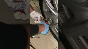 Откручиваю закисший колпачок ниппеля на Bentley Continental GT