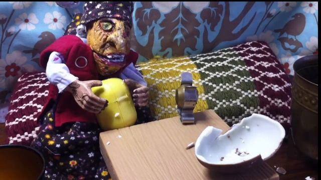 Баба Яга открывает Kиндер сюрприз / Baba Yaga opens Kinder Surprise egg смотреть онлайн