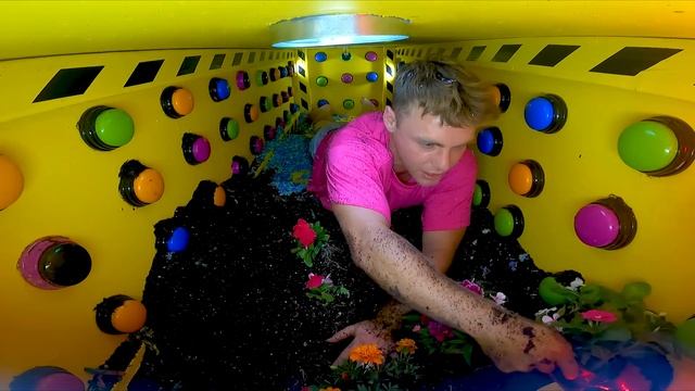 UNDERGROUND 100 Mystery Buttons.. Only 1 Will Let you ESCAPE the Box!! смотреть онлайн