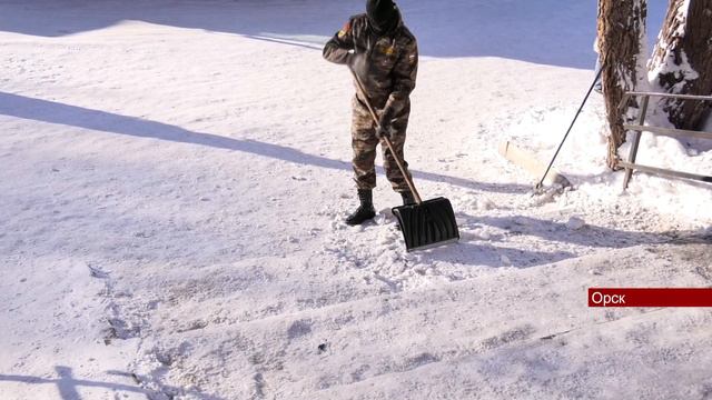 16012024 Орчанин с температурой в сильный мороз вышел долбить лед и расчищать снег в центре города смотреть онлайн