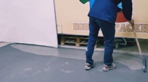 Нанесение резиновой краски на пол.
