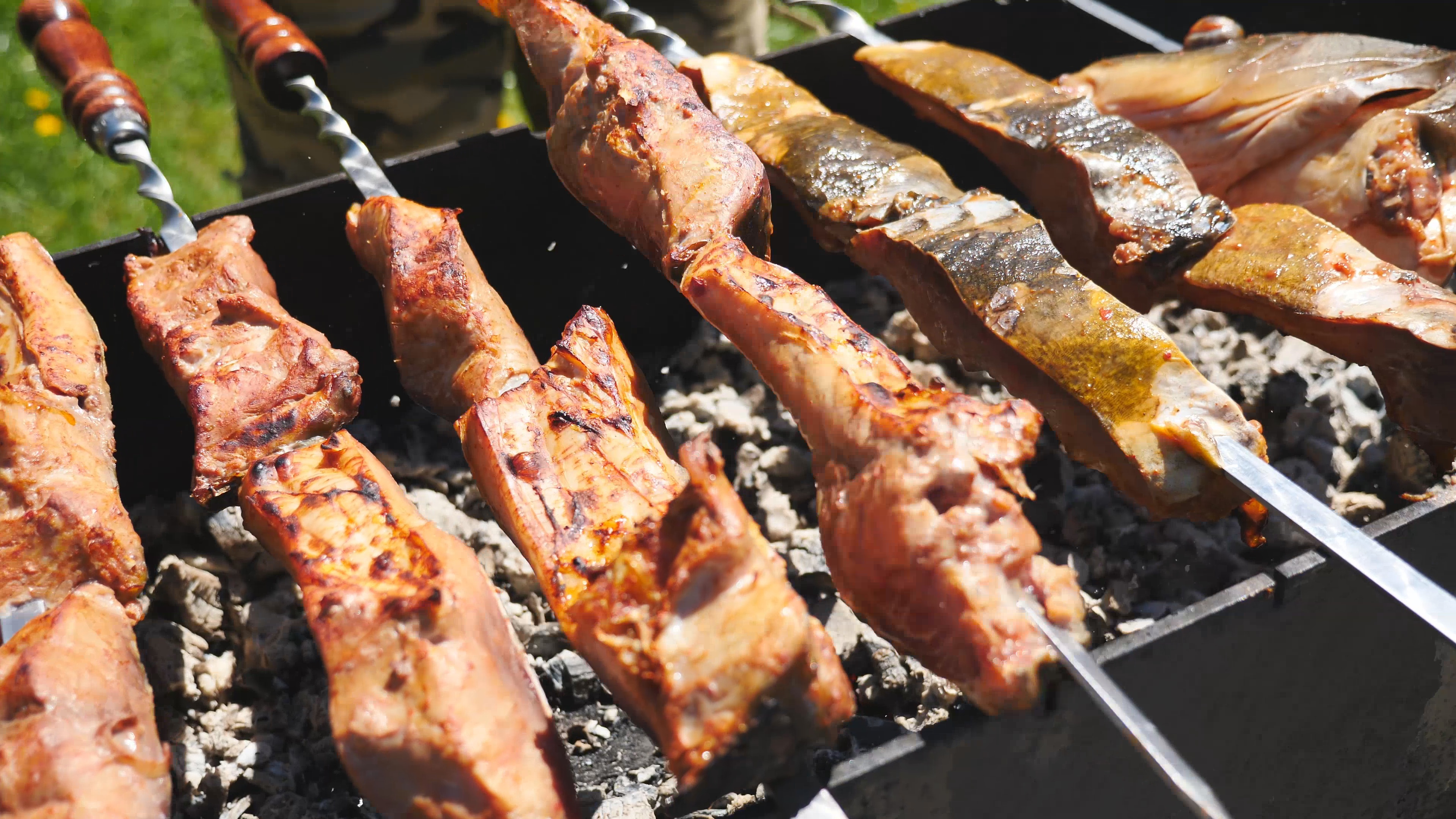 Зеркальный карп на мангале. Шашлык из рыбы на углях.