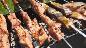 Зеркальный карп на мангале. Шашлык из рыбы на углях.