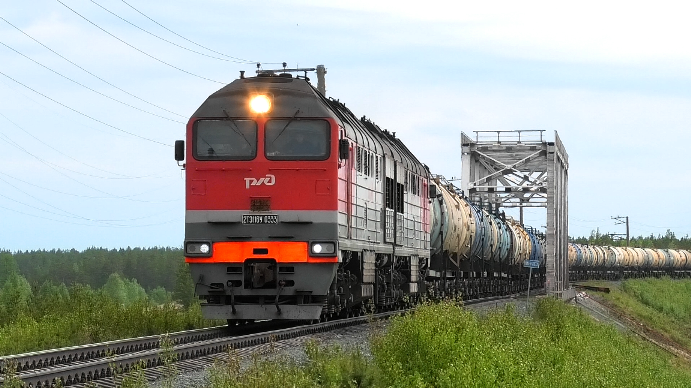 "Три тройки". 2ТЭ116У-0333 с наливным грузовым поездом