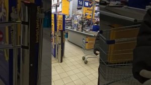 Охрана магазина ЛЕНТА нападает на покупателей