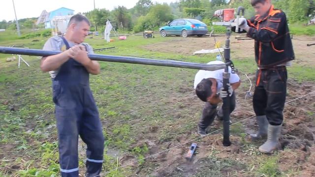 Крутим винтовые сваи дрелью.