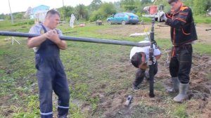 Крутим винтовые сваи дрелью.