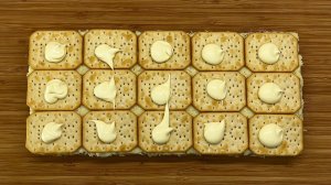 Закусочный торт с крекерами и рыбными консервами - вкуснейшая закуска!