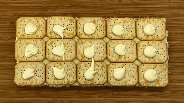 Закусочный торт с крекерами и рыбными консервами - вкуснейшая закуска!