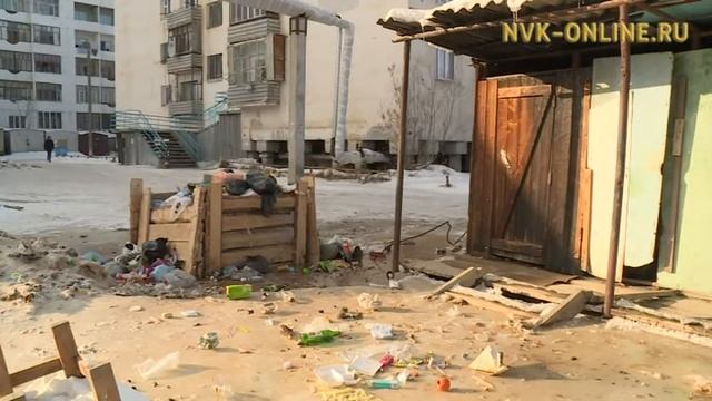 Во дворе у жильцов по Халтурина, 7 г. Якутска образовалась наледь из помоев смотреть онлайн
