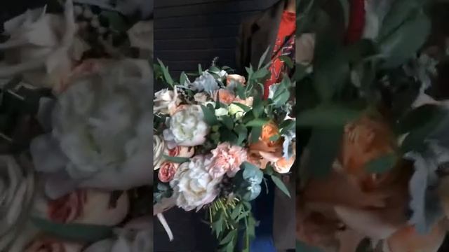 Большой букет Невесты. Пионы, кустовые розы, эустомы, Диантусы, Эвкалипт. смотреть онлайн