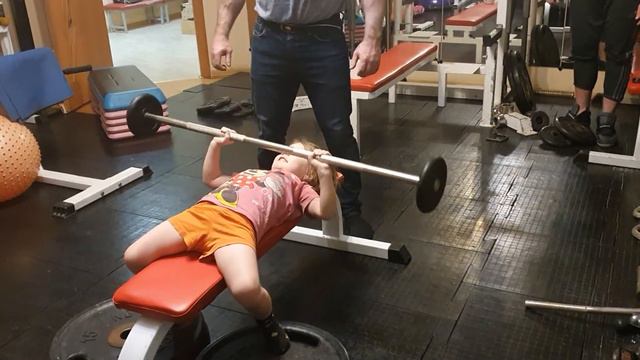 Домашняя тренировка 10кг на 5 раз при весе 16кг Настасья прибавляет!