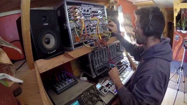 Logic L.F.O aLive Act - L.G.C 429 - Eurorack Modular - Electric Techno Improvisation смотреть онлайн