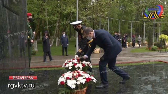 Глава Дагестана возложил цветы к Вечному огню у мемориала Воину-освободителю смотреть онлайн