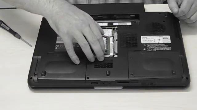 Toshiba Série A300: Remplacement d'un module mémoire смотреть онлайн