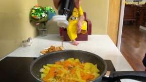 Super monkey! Monkey BiBi learns to play the organ and helps dad cook!