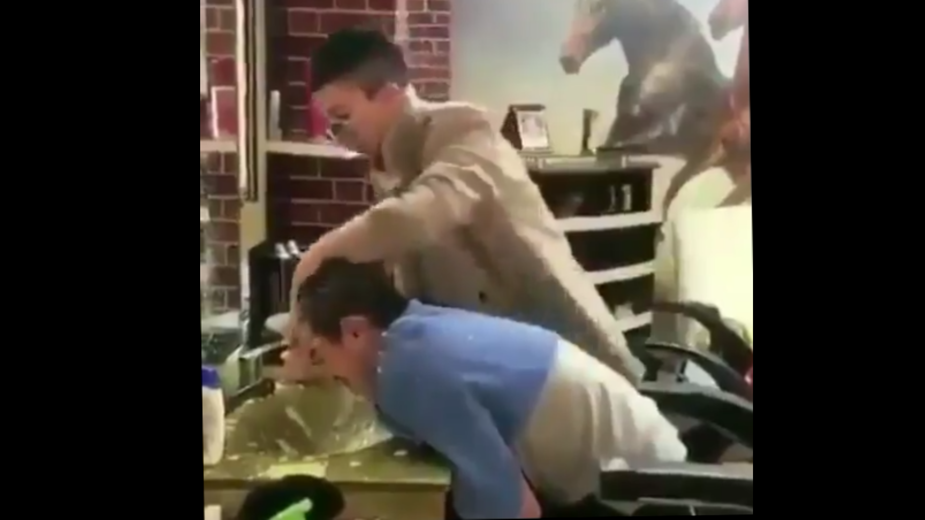 Парикмахер не в духе смотреть онлайн