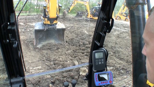 JCB JS220LC With Engcon EC226 Tiltrotator смотреть онлайн