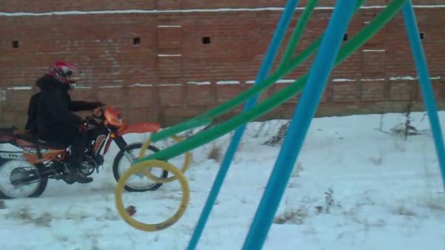 Катание на мотоцикле Yamasaki fmx зимой смотреть онлайн