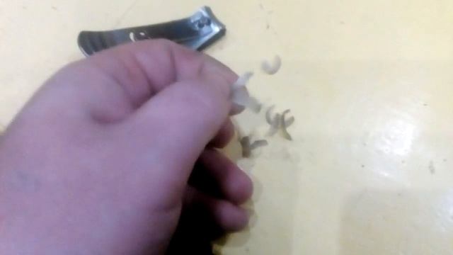 Пообрубал ногти топаром ( отрезал ногти кусачками ) смотреть онлайн