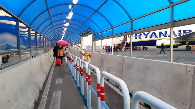 Boarding at Ciampino G. B. Pastime airport Rome: walk to the plane! смотреть онлайн
