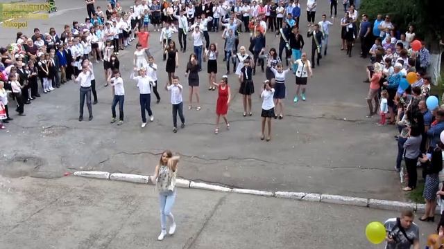 Зажигательный танец и выступления. Последний звонок 2016 Менжинское смотреть онлайн