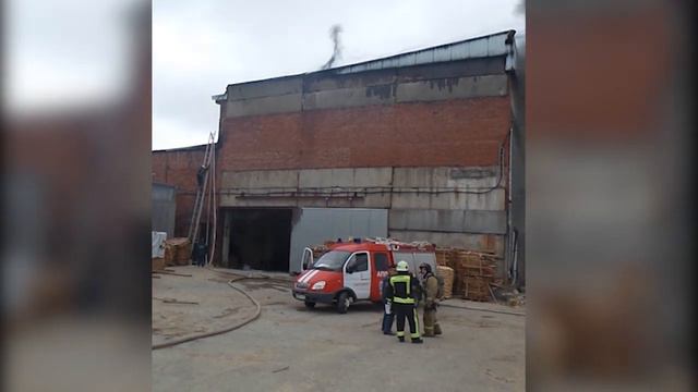 Производственное здание обгорело в Эжве на площади 700 квадратных метров смотреть онлайн