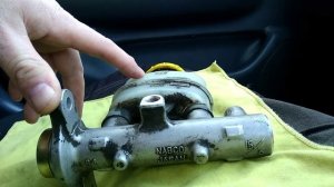 Авто плохо тормозит. Педаль тормоза проваливается. Проверка главного тормозного цилиндра не снимая.