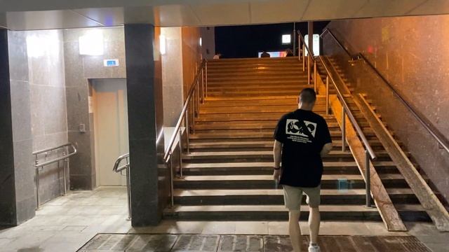 ВЫЗВАЛИ ТАРИФ ЭКОНОМ / НОЧНЫЕ ПРОГУЛКИ В ЦЕНТРЕ МОСКВЫ смотреть онлайн