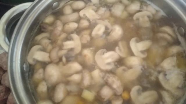 Суп с грибами, фрикадельками и сливочным сыром. смотреть онлайн