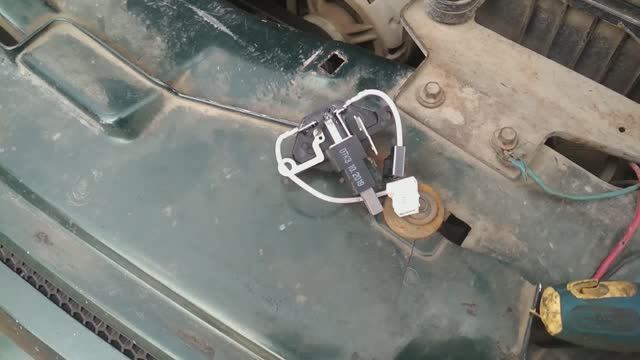 Как поменять щётки генератора в Ниве Шевроле 2004г смотреть онлайн