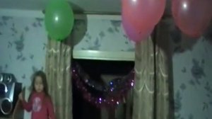 Как подвесить воздушные шарики к потолку.