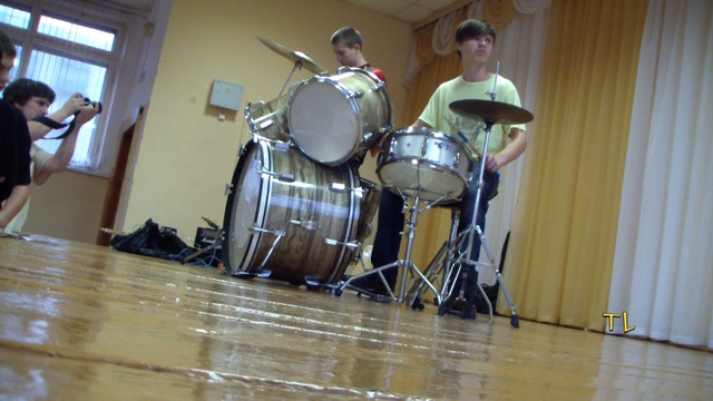 требуется вокалист