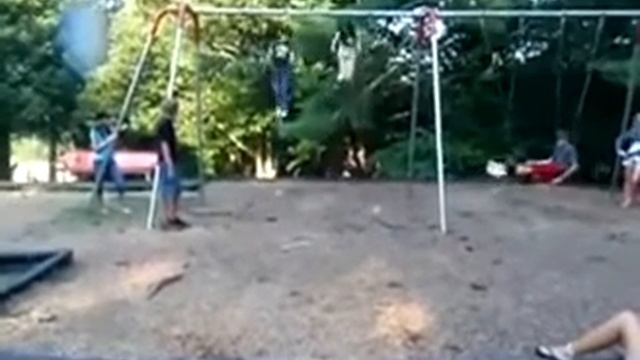 Девочка неудачно спрыгнула с кочели смотреть онлайн