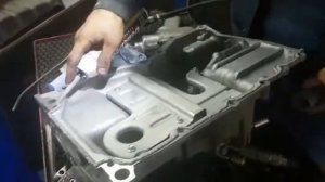 Нанесение герметика по периметру поддона КПП Форд Фокус