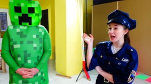 Кто первый выберется из НЕПРОБИВАЕМОГО Новогоднего Ящика? Карамелькины