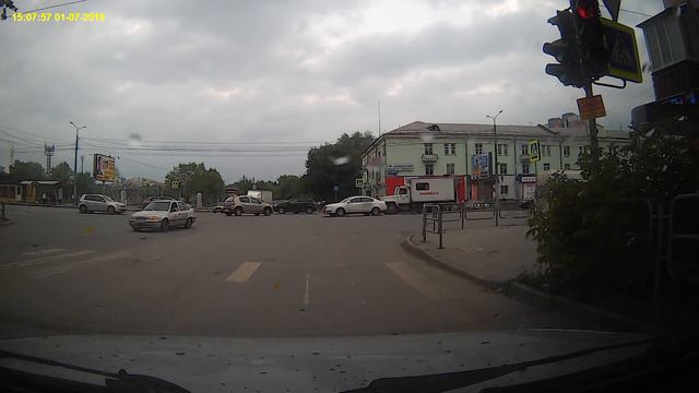 Яндекс такси в Челябинсе едит на красный. смотреть онлайн