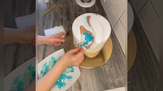 Как можно оформить торт с кристаллами из карамели. Originelle und schöne Torte mit Kristallen смотреть онлайн