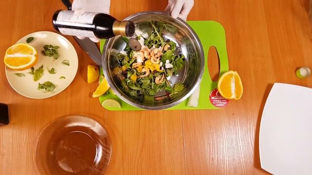 Салат с фруктами и креветками. Подаём в болгарском перце. смотреть онлайн