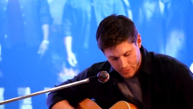 Дженсен_Эклз_Поет и играет на гитаре.mp4 смотреть онлайн